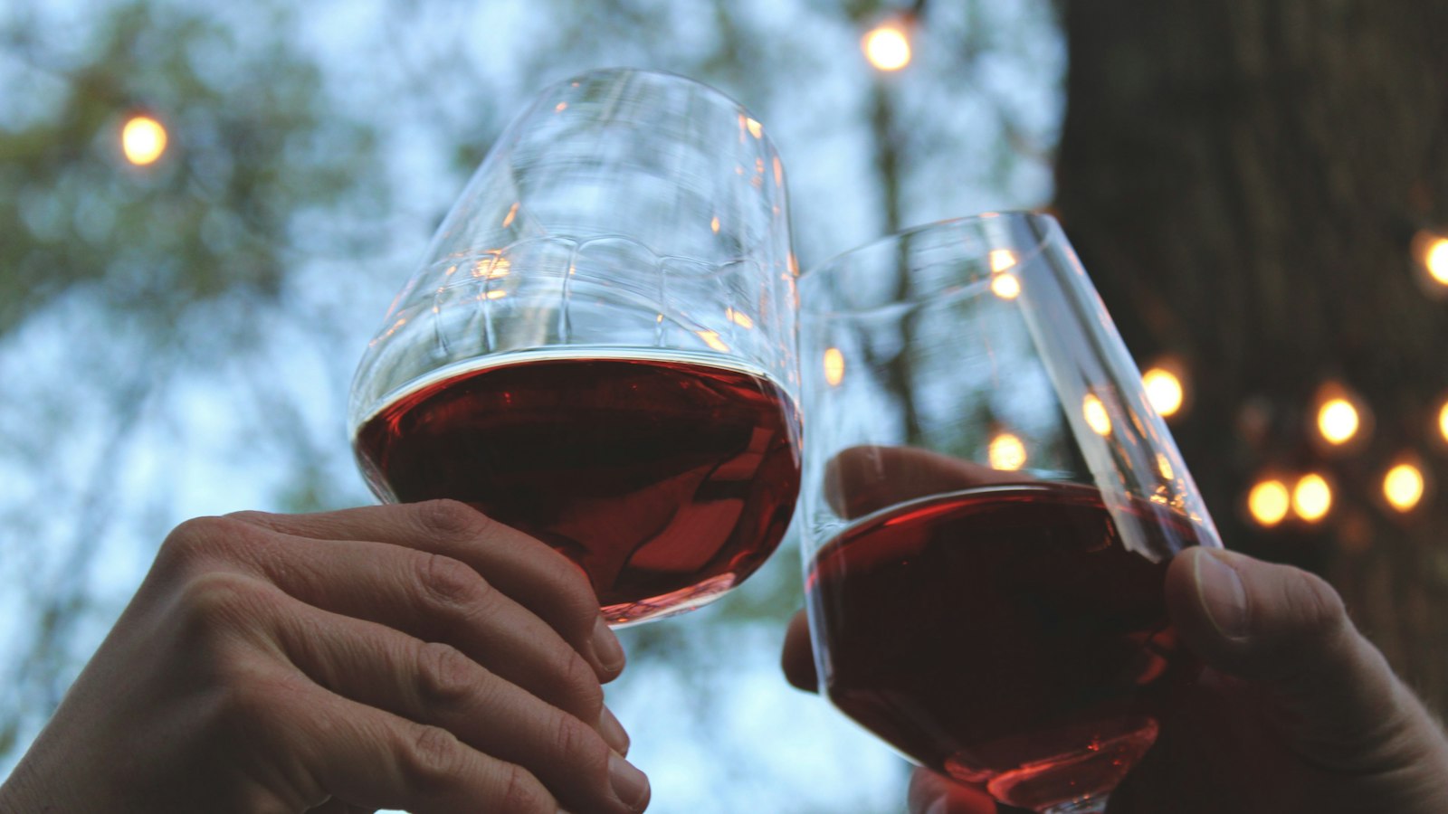 Wie beeinflusst Licht den Wein? Chemie, Flaschenfarbe und Schutz
