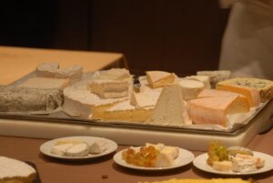 Welcher Wein zu Käse? Die besten Wein-Käse-Kombinationen einfach erklärt