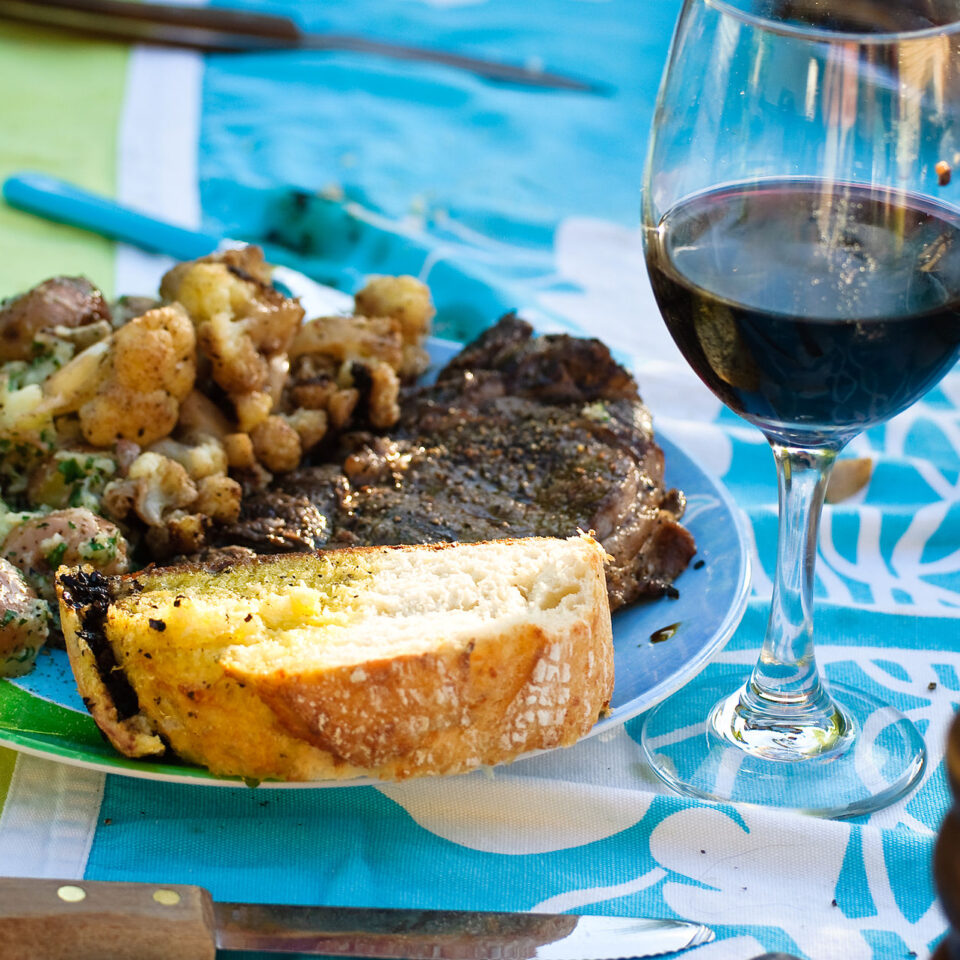 Welcher Wein zu Steak? Die besten Tipps für Filet, Ribeye & T‑Bone