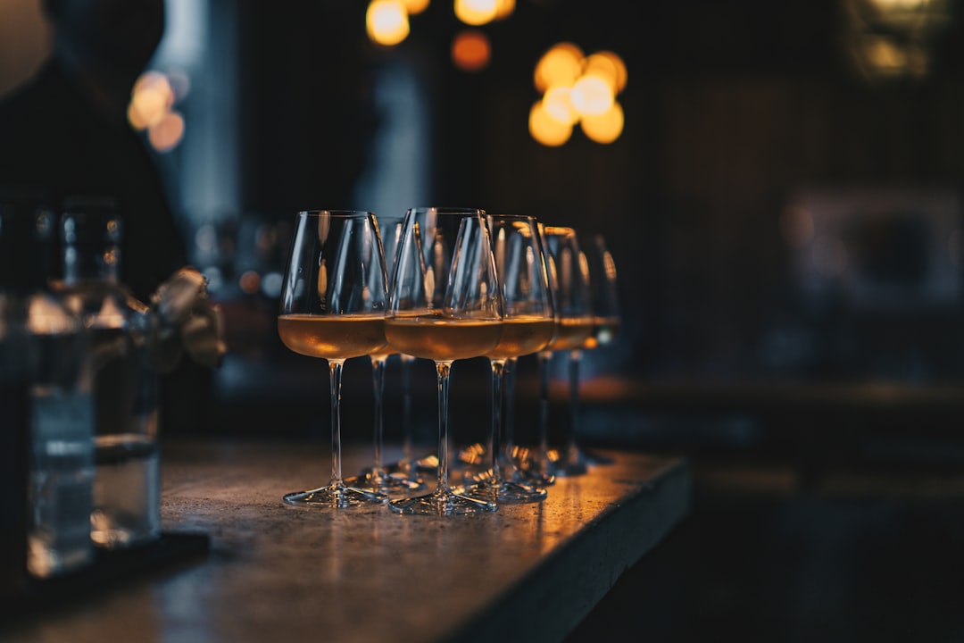 Hugo Rezept mit Wein: Erfrischender Sommer-Cocktail im Glas und als Bowle
