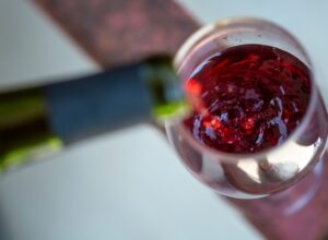 Warum schwenkt man Wein im Glas? Aroma, Technik und Effekte erklärt