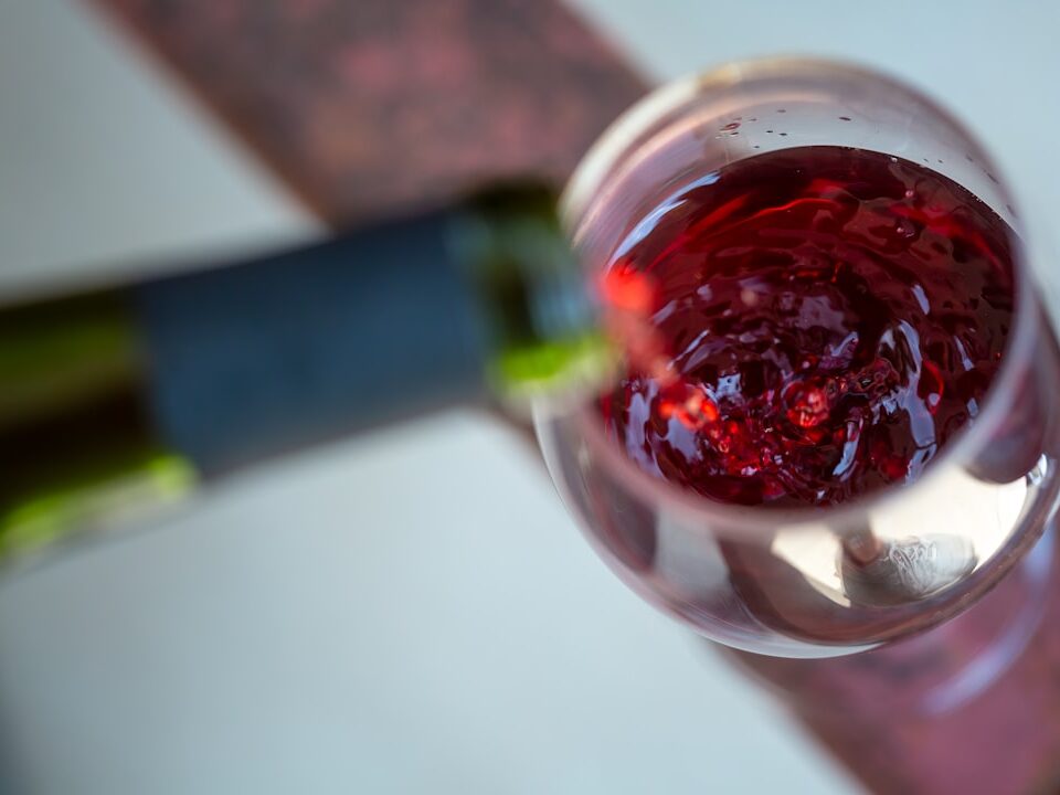Warum schwenkt man Wein im Glas? Aroma, Technik und Effekte erklärt