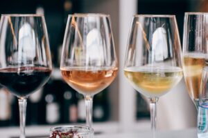 Wein im Discounter Test: So findest du Top-Weine bei Aldi Süd, Lidl & Co.