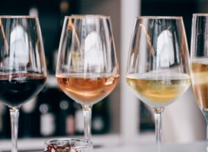 Wein im Discounter Test: So findest du Top-Weine bei Aldi Süd, Lidl & Co.