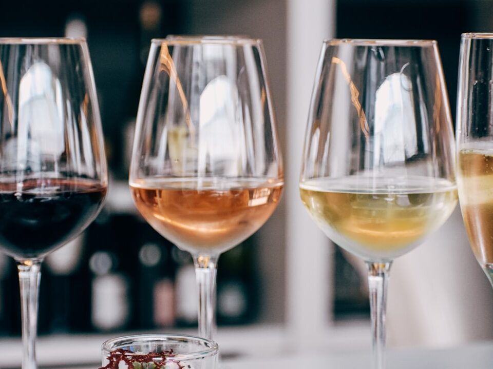 Wein im Discounter Test: So findest du Top-Weine bei Aldi Süd, Lidl & Co.