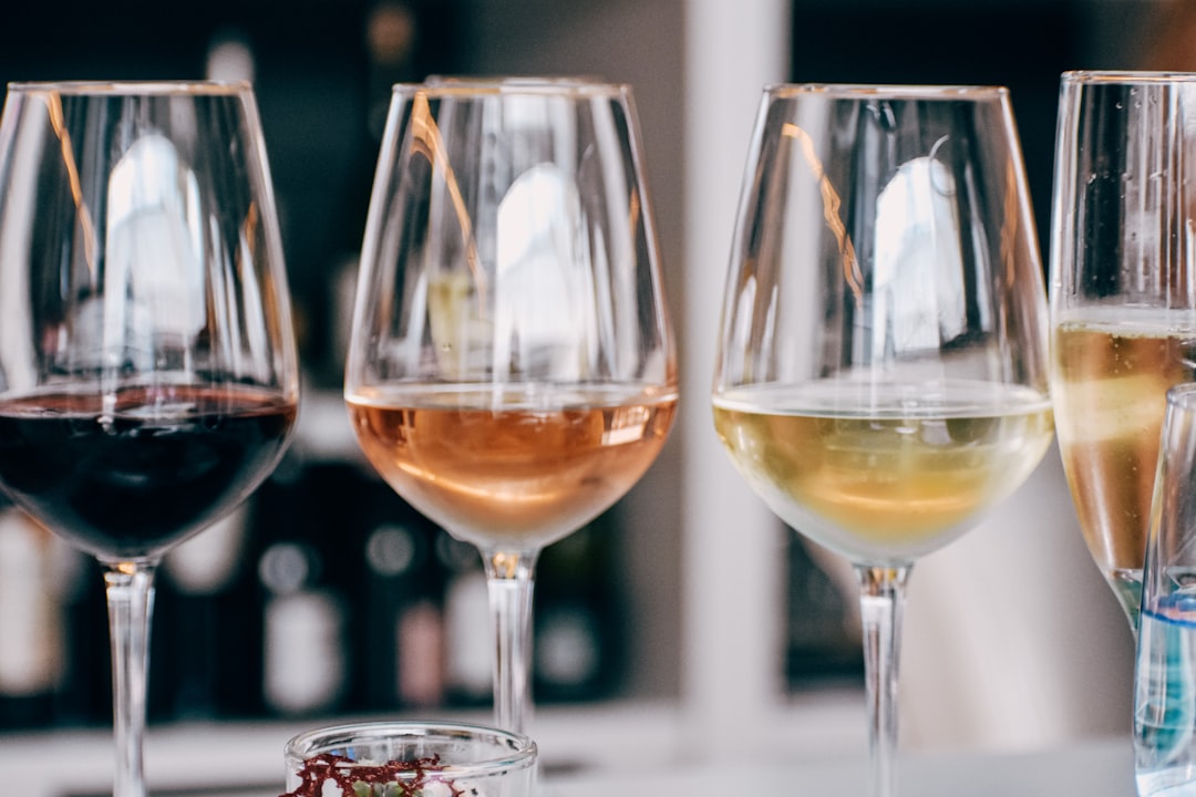 Wein im Discounter Test: So findest du Top-Weine bei Aldi Süd, Lidl & Co.