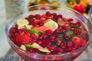 Weinbowle Rezept: Fruchtige Bowle mit Wein, Sekt & „Kalter Ente"