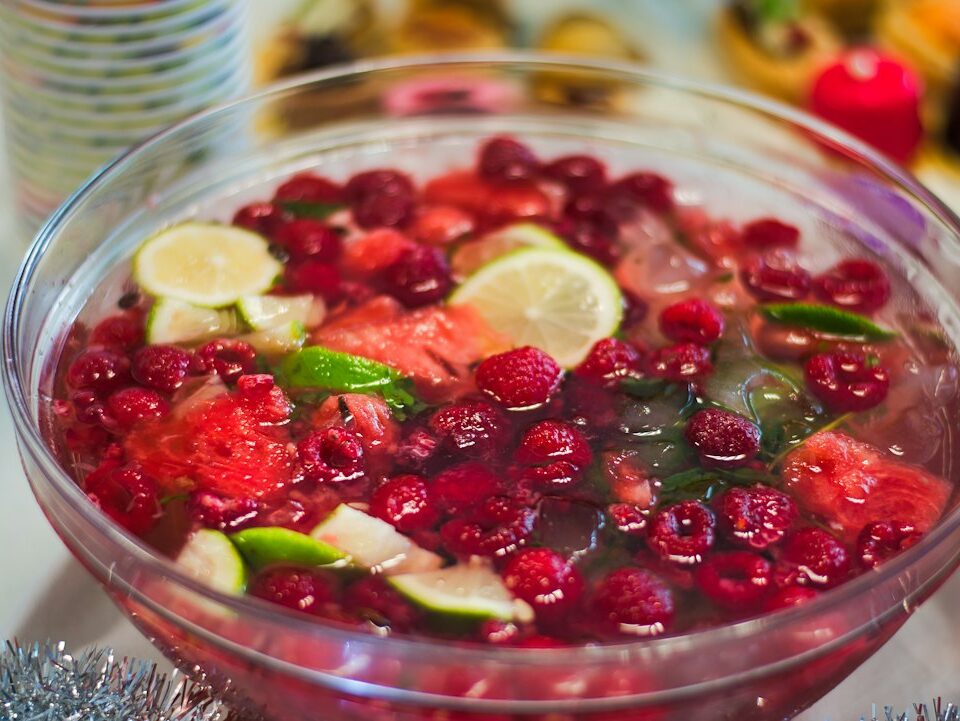 Weinbowle Rezept: Fruchtige Bowle mit Wein, Sekt & „Kalter Ente"